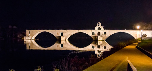 Le Pont d'Avignon de nuit