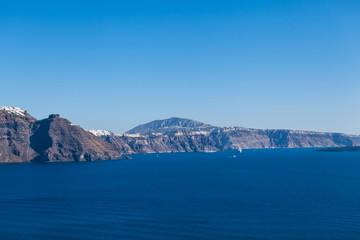 Santorini, Grecja, Oia - Widok na wyspę wulkaniczną wzdłuż horyzontu - obrazy, fototapety, plakaty