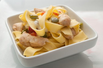 tagliatelles au poulet et poivrons dans un bol