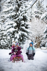 Fototapeta na wymiar drei Geschwister im Schnee