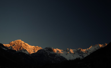 Il Monte Bianco domina la valle all'alba