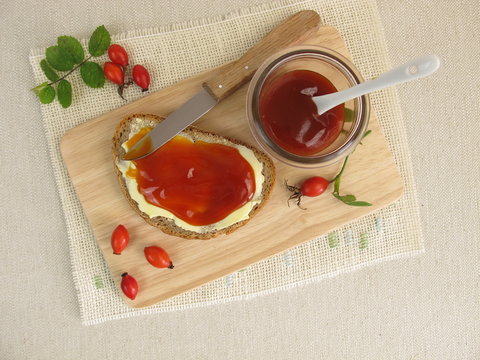 Eine Scheibe Brot mit Hagebuttenkonfit&uuml;re zum Fr&uuml;hst&uuml;ck