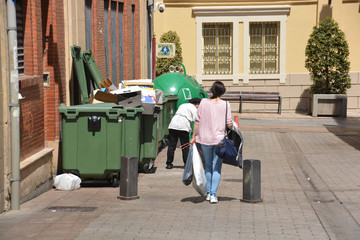 tirando la basura