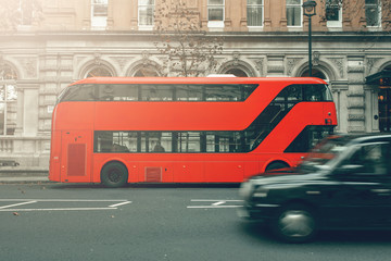 Taxi in beweging, Londen rode bus in station, speciaal voor canvas