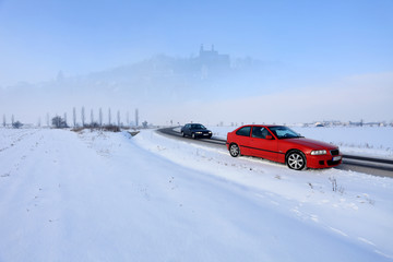 Samochody osobowe na drodze zimą. - obrazy, fototapety, plakaty