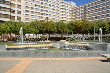 chorros de agua en una fuente pública