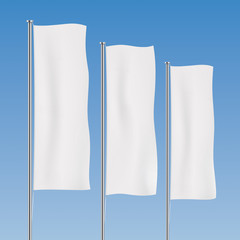 Obraz premium White banner flag vector templates. Perspective row of vertical flags on a blue sky background. Advertising flags realistic mockup.