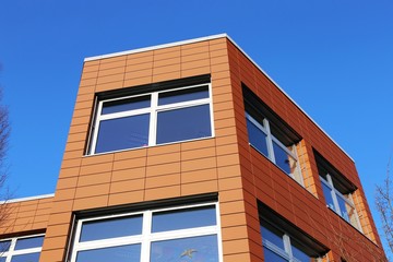 Fototapeta na wymiar Fassadenverkleidung an einem Gebäude