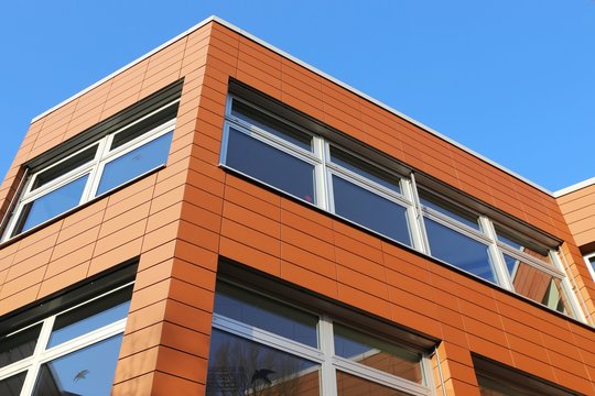 Fassadenverkleidung an einem Geb&auml;ude