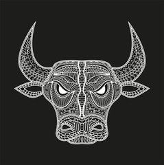 Vector illustration of a bull's head white mandala on black,testa di toro mandala bianco vettoriale su sfondo nero