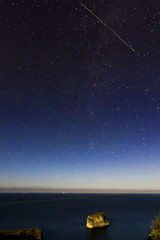 Naklejka premium Estrella fugaz sobe el mar