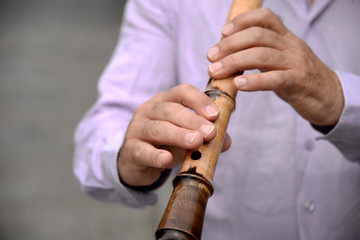 mężczyzna grający na flecie shakuhachi