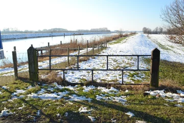 Foto auf Leinwand hek voor besneeuwd dijkje langs Oude IJssel bij Hoog Keppel © henkbouwers