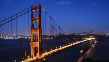 Fototapeta na wymiar Early Evening at the Golden Gate Bridge