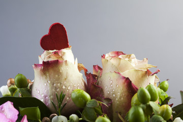rosa Rose mit rotem Herz