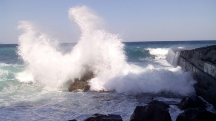 Fototapeta na wymiar волна ударяется о камень