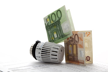 Heizkosten Konzept mit Thermostat und Geldscheinen