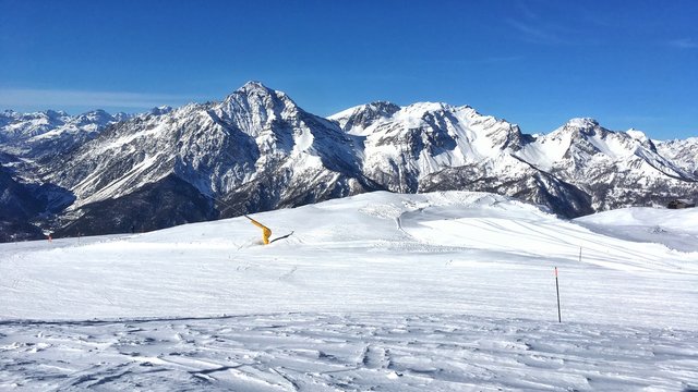 pista da sci a San Sicario, con vista sulle Alpi