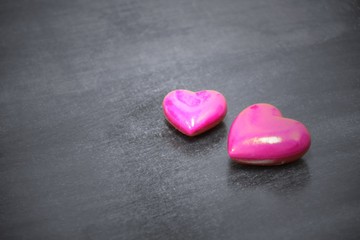 Herzen auf grauem Hintergrund
