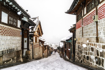 Obraz premium bukchon hanok village alleyway winter
