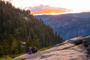 Fotobehang Yosemite National Park - Two Hikers Watching the Sunset © Lynn Yeh