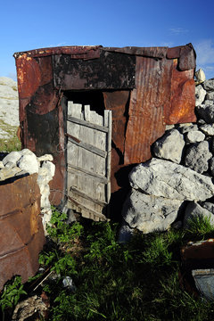 Blech-H&uuml;tte als WC in einem Bergdorf in Montenegro