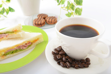 おいしそうなサンドイッチとコーヒー
