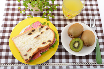 おいしそうなパンと果物

