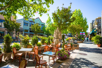 Castro Street in downtown Mountain View, California, USA.  Morning sunshine. - obrazy, fototapety, plakaty