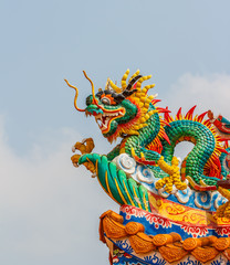 Fototapeta na wymiar Beautiful dragon statue