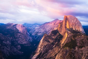 Küchenrückwand glas motiv Half Dome Half Dome Rock Yosemite Nationalpark bei Sonnenuntergang. Rosa Himmel und Wolken.