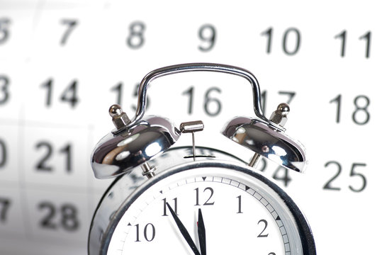 Ein Wecker und ein Kalender