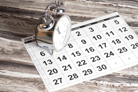Ein Kalender und ein Wecker
