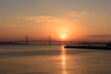 Fototapeta na wymiar 横浜のベイブリッジと朝日