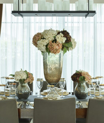 Beautiful flowers setting on elegance dining set up