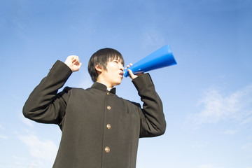 学ラン姿でメガホンを持ち応援をする男子高生