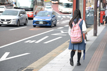 japońska uczennica na ulicy