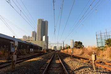 Fototapeta premium 街の中をまっすぐに伸びた鉄道のレール
