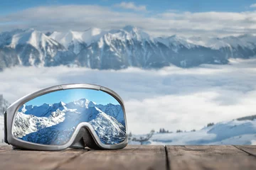 Fototapeten Skibrille mit Reflexion der Berge. © Vaceslav Romanov