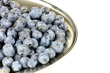 Obstkarte - Heidelbeeren am Serviertablett mit weißem Hintergrund und Textfreiraum