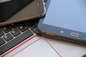 Laptop mit Tablet und Smartphone