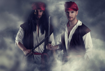 Naklejka premium dwóch przystojnych młodych piratów w dymie