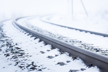 Eisenbahnschienen im Winter mit Nebel