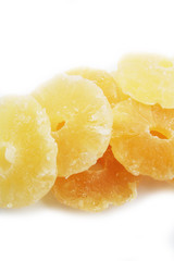 Ananas candito su sfondo bianco