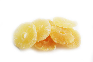 Ananas candito su sfondo bianco