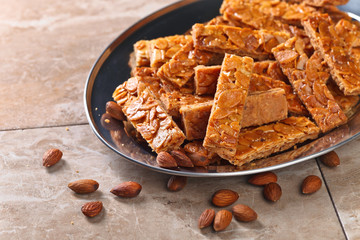 Crispy cookies with honey and almonds