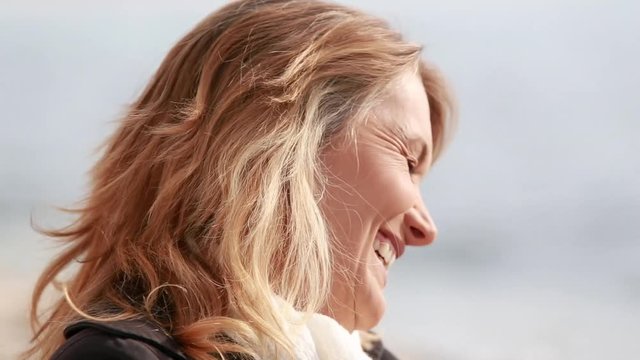 portrait d'une femme qui &eacute;clate de rire