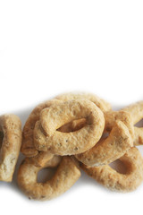 Taralli al rosmarino su sfondo bianco. Fuoco selettivo