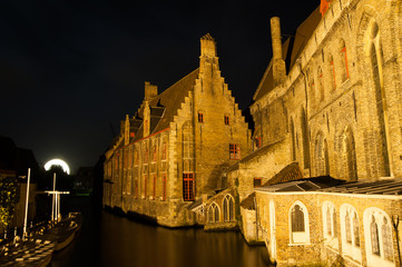 Fototapeta premium Grachten in Brügge bei Nacht
