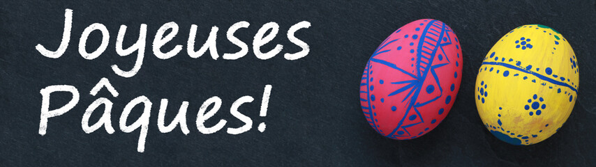 Joyeuses P&acirc;ques &agrave; la craie et &oelig;ufs de P&acirc;ques sur tableau noir